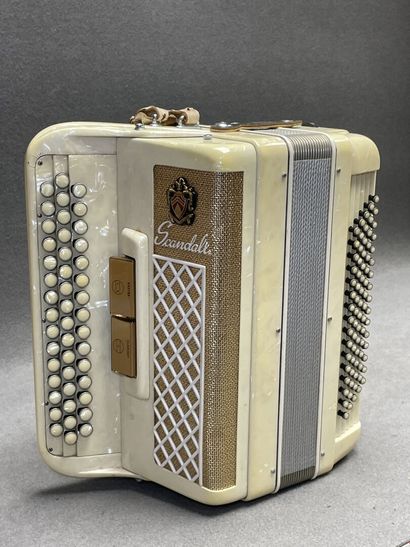 Accordéon chromatique Scandalli, Italie.
40...