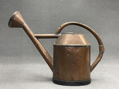 Arrosoir en cuivre XIX°
H. :50 cm. 
défo...