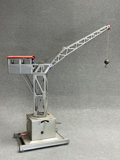 JOUSTRA
Deux grues métalliques. 
H. :44 cm...