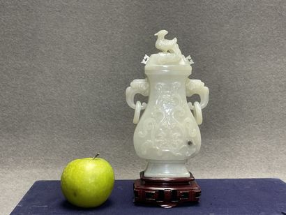 Vase couvert en jade céladon sculpté.sur...