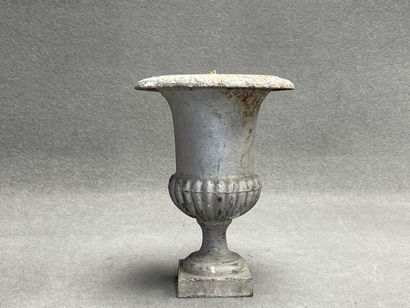 Vase medicis en fonte monté en lampe. 
H....