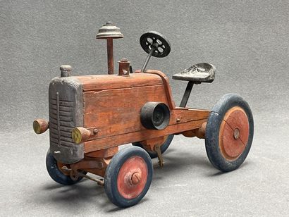 Jouet. 
Tracteur en bois peint. 
31 x 46...