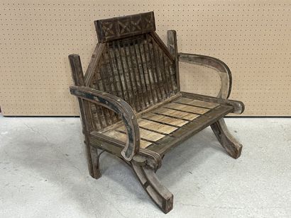 Fauteuil Qatari en bois sculpté. 
80 x 85...