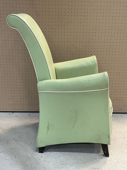 Fauteuil à haut dossier en skai vert 
H....