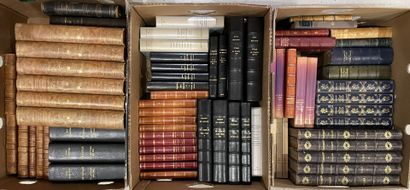 Trois cartons de livres reliés.