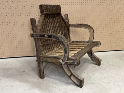 Fauteuil Qatari en bois sculpté. 
80 x 85...