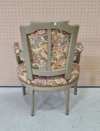 Fauteuil cabriolet en bois sculpté et laqué...