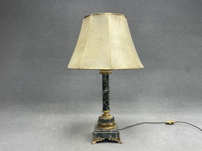 Pied de lampe en marbre et bronze néo-classique.
H:...