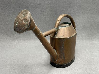 Arrosoir en cuivre XIX°
H. :50 cm. 
défo...