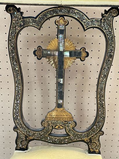 Prie dieu. 
H. :88 cm. 
manque de nacre.