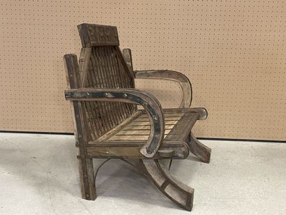 Fauteuil Qatari en bois sculpté. 
80 x 85...