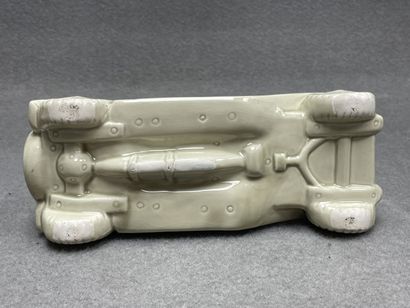 Deux véhicules en céramique. 
9 x 23 x 9...