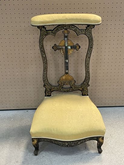 Prie dieu. 
H. :88 cm. 
manque de nacre.