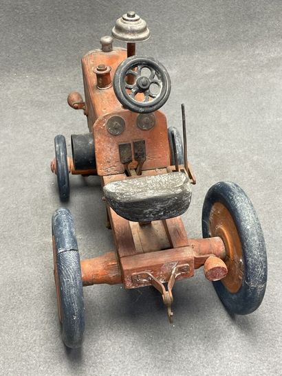 Jouet. 
Tracteur en bois peint. 
31 x 46...