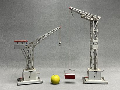 JOUSTRA
Deux grues métalliques. 
H. :44 cm...