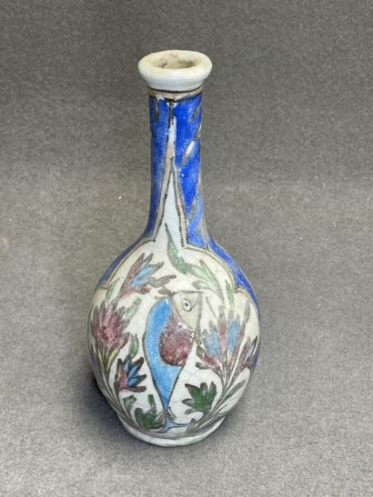 Bouteille en faïence turque, décor persan
H:...