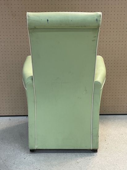 Fauteuil à haut dossier en skai vert 
H....