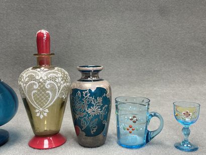 Lot de verreries émaillée 8 pièces. 
H. :...