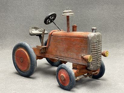 Jouet. 
Tracteur en bois peint. 
31 x 46...