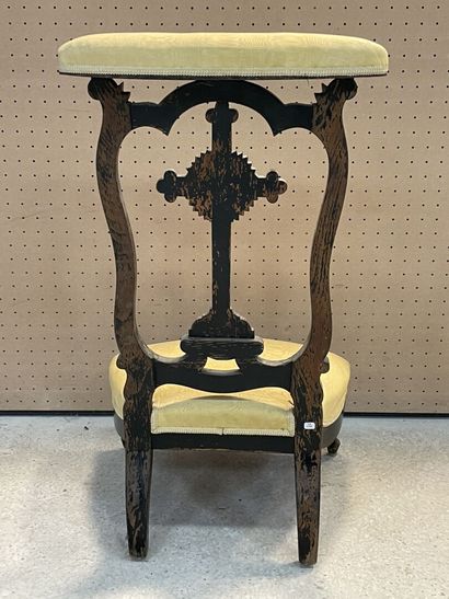 Prie dieu. 
H. :88 cm. 
manque de nacre.