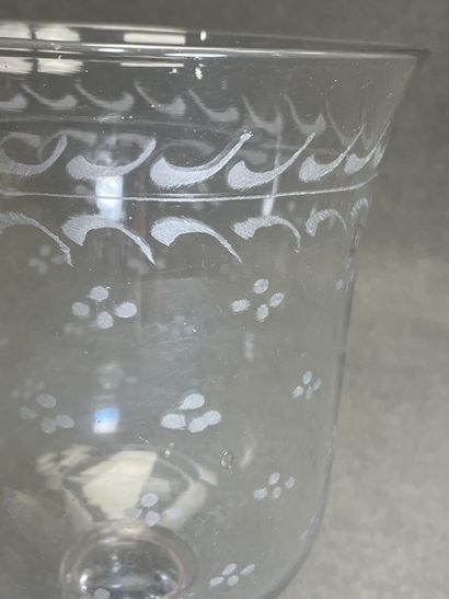 Deux grands verres d'amitié sur piedouche....