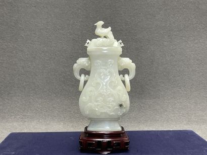 Vase couvert en jade céladon sculpté.sur...