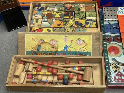Lot de jouets anciens: 
Trois jeux meccano,...