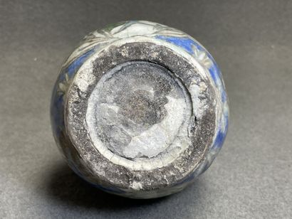 Bouteille en faïence turque, décor persan
H:...
