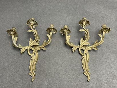 Paire d'appliques en bronze à trois lumières....