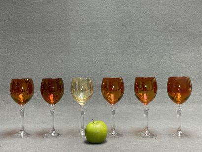 Six verres à pied de couleurs. 
H. :19,5...