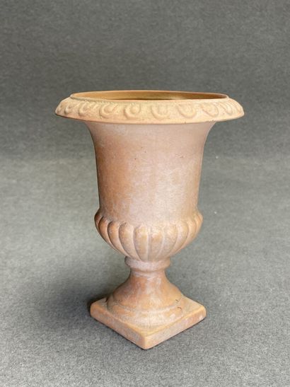 Deux petits vases médicis en terre cuite....