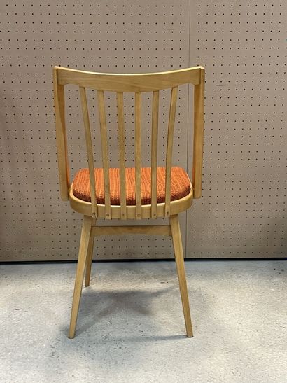 Suite de quatre chaises en bois vernis, assises...