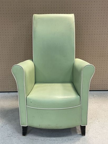 Fauteuil à haut dossier en skai vert 
H....