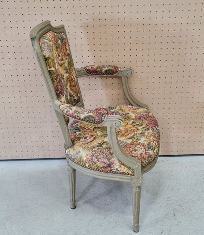 Fauteuil cabriolet en bois sculpté et laqué...