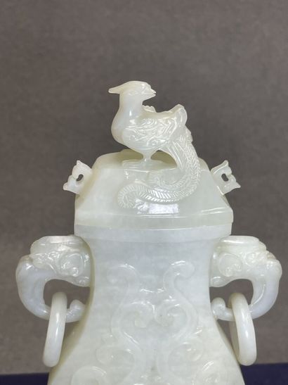 Vase couvert en jade céladon sculpté.sur...