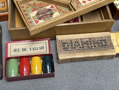 Lot de jeux de cartes, dominos, nain jau...