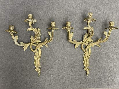 Paire d'appliques en bronze à trois lumières....