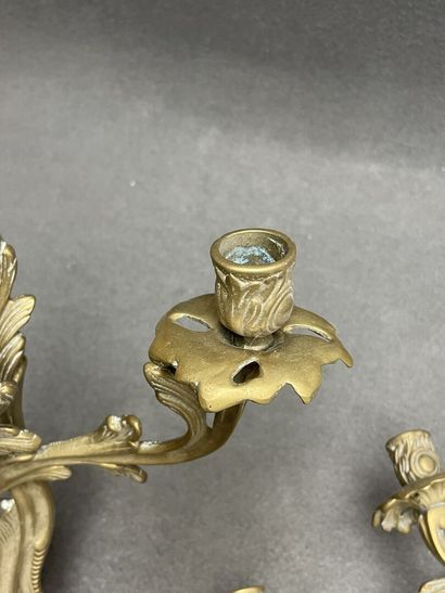 Paire d'appliques en bronze à trois lumières....