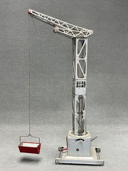 JOUSTRA
Deux grues métalliques. 
H. :44 cm...