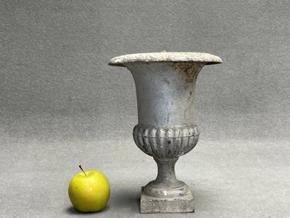 Vase medicis en fonte monté en lampe. 
H....