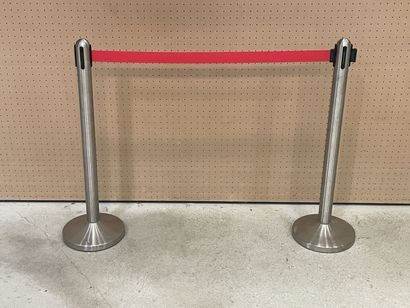 Deux poteaux de guidage en métal chromé avec...