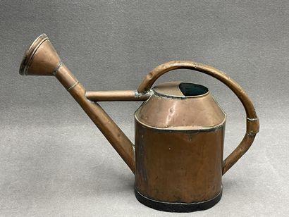 Arrosoir en cuivre XIX°
H. :50 cm. 
défo...