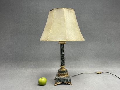 Pied de lampe en marbre et bronze néo-classique.
H:...