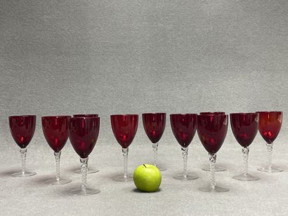 Onze verres à pied rouge. 
H. :18,5 cm.
