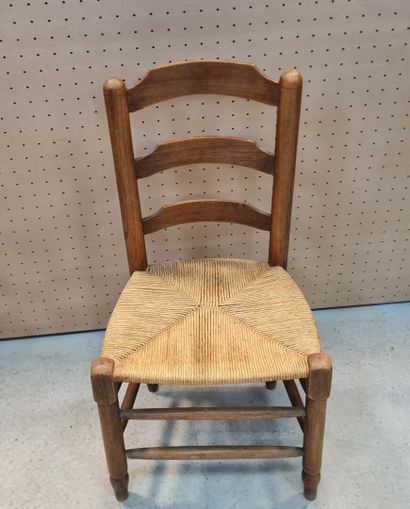 Suite de six chaises paillées.