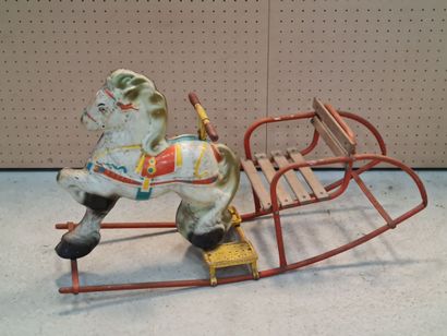 Cheval à bascule en métal sérigraphié 
Années...