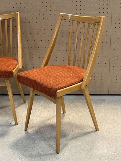Suite de quatre chaises en bois vernis, assises...