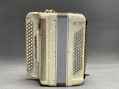 Accordéon chromatique Scandalli, Italie.
40...