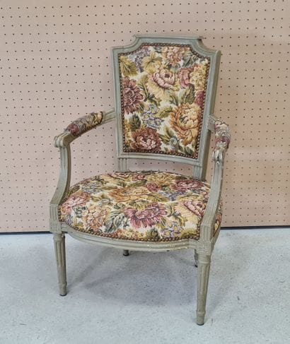 Fauteuil cabriolet en bois sculpté et laqué...