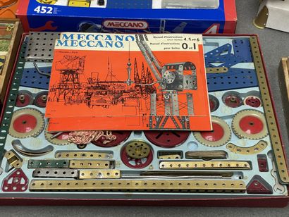 Lot de jouets anciens: 
Trois jeux meccano,...